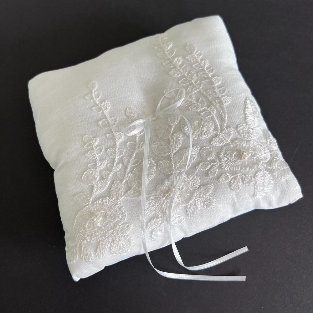STYLE ME PRETTY Ring Bearer Pillow